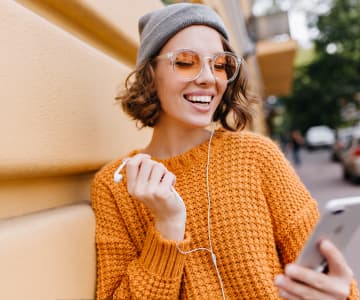 A smiling lady with a mobile phone
